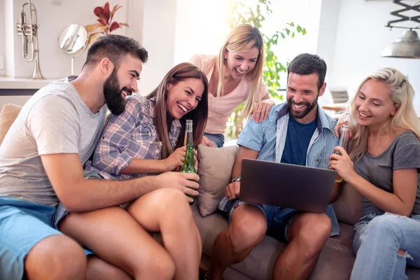 Amigos Alegres Viendo Películas Beber Cervezas Diviértete Sala Estar — Foto de Stock