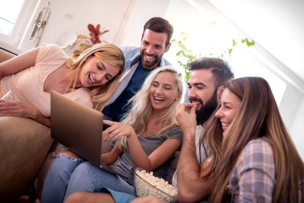 Grupo Amigos Viendo Películas Comiendo Palomitas Diviértanse Juntos — Foto de Stock