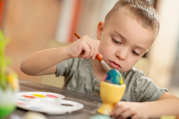 Schattig Kindje Schilderij Paaseieren Verschillende Kleuren — Stockfoto