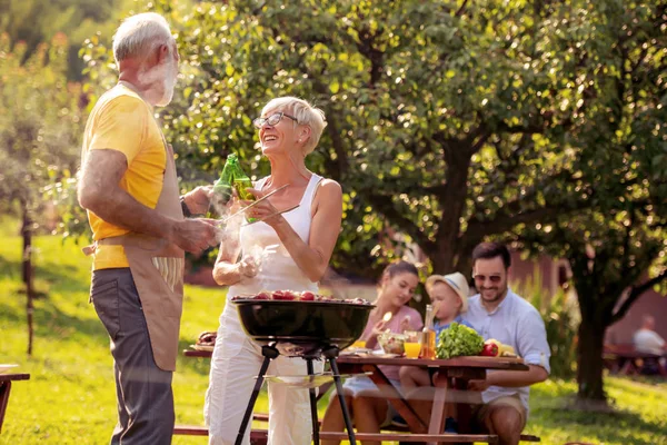 Familia Feliz Teniendo Fiesta Barbacoa Jardín Verano Ocio Familia Vacaciones — Foto de Stock