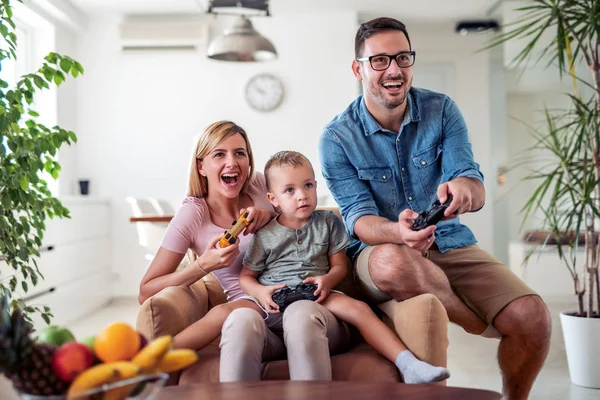 ビデオ ゲームを一緒に遊んで幸せな家族 — ストック写真