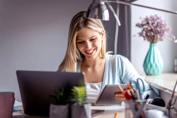 Mujer Joven Que Trabaja Desde Hogar Con Portátil — Foto de Stock