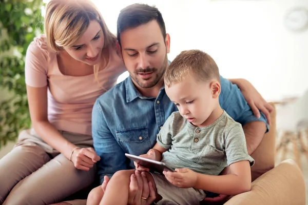 Preciosa Familia Disfrutando Juntos Casa — Foto de Stock