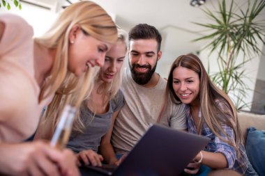 Grup insanlar laptop bir şey izliyor ve evde birlikte kutlamak.