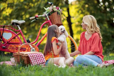 Aile parkta harika vakit geçiriyor, anne ve kız birlikte eğleniyor..
