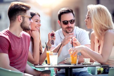 Arkadaşlar kafede harika vakit geçiriyor. İnsanlar, arkadaşlık, eğlence, mutluluk ve yaşam tarzı kavramı.