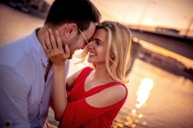 Mutlu genç çift dışarıda eğleniyor ve gülümsüyor..