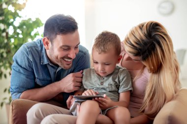 Aile evde birlikte zevk, tablet kullanarak.