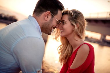 Mutlu genç çift dışarıda eğleniyor ve gülümsüyor..