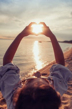 Sahilde gün batımı zevk kadın.