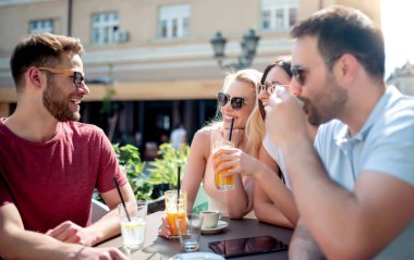 Dört arkadaş bir kafede eğleniyorlar..