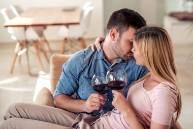 Güzel mutlu çift evde birlikte romantik bir gün harcama, şarap içme.