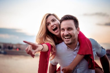 Genç mutlu çift birlikte vakit geçirmek.