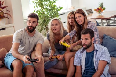 Evde birlikte yemeğe arkadaş grubu.