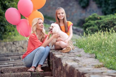 Anne ve kızı parkta eğleniyor. Aile, sevgi ve mutluluk kavramı.