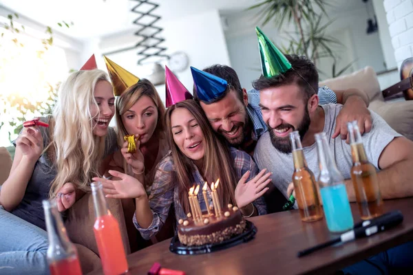 Jovem Grupo Amigos Felizes Comemorando Aniversário Casa — Fotografia de Stock