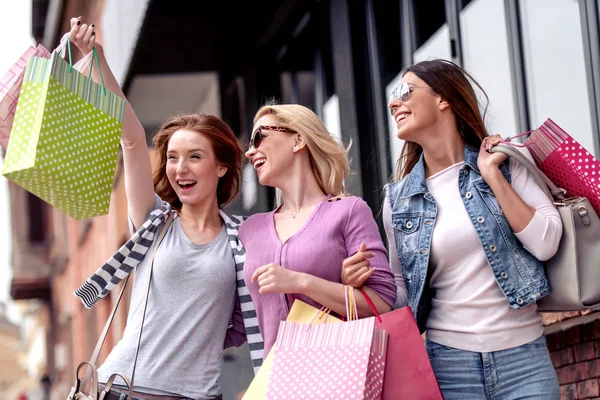 Tres Hermosas Chicas Con Bolsas Compras —  Fotos de Stock