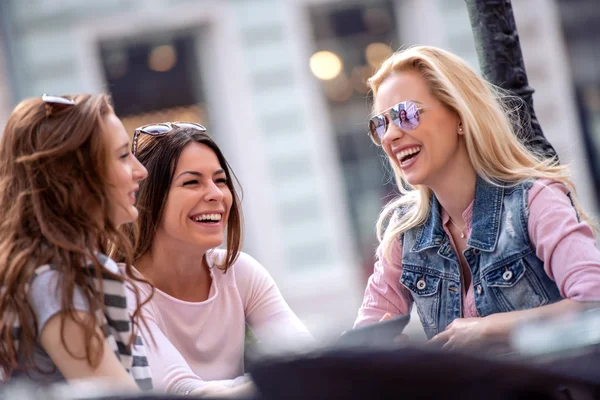 Vrouwen Met Tablet Café Met Plezier Samen — Stockfoto