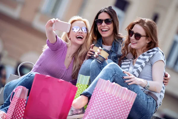 Kvinnliga Vänner Tar Selfie Efter Shopping Medan Dricker Kaffe För — Stockfoto