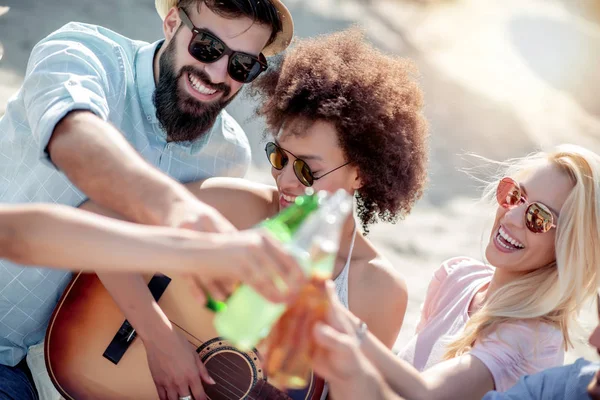 Amigos Disfrutando Juntos Playa Bebiendo Cerveza Fría — Foto de Stock