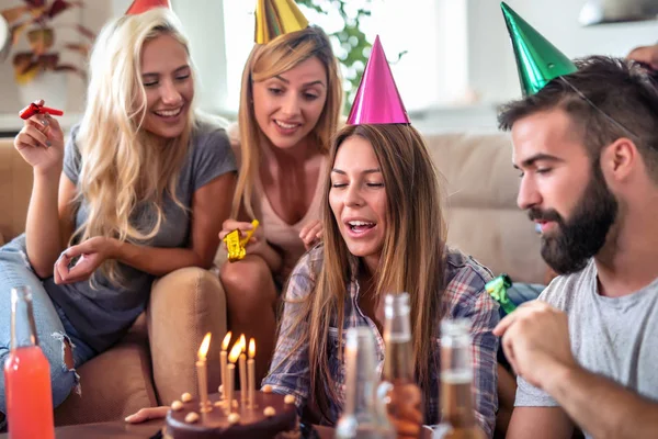 Celebración Comida Amigos Fiesta Cumpleaños Las Mujeres Sonrientes Concepto Sopla — Foto de Stock