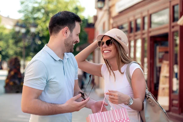 Vackra Unga Par Njuter Shopping Kul Staden — Stockfoto