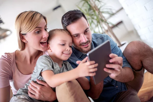 Familia Disfrutando Junto Con Tableta Casa — Foto de Stock