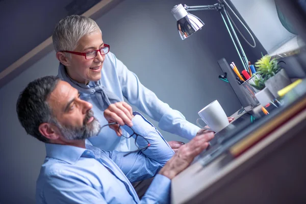 Business Coppia Sta Studiando Documenti Utilizzando Computer Portatile Sorridente Mentre — Foto Stock