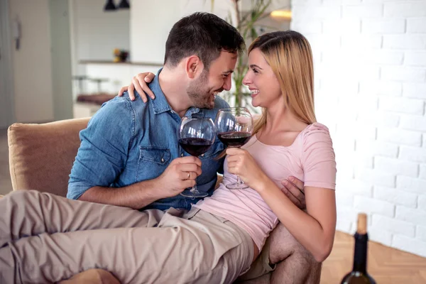 Paar Trinkt Hause Wohnzimmer Etwas Rotwein — Stockfoto