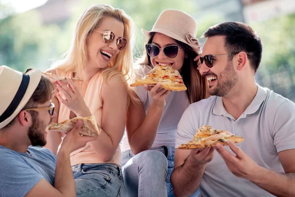 Närbild Fyra Unga Glada Människor Äter Pizza Grupp Vänner Tar — Stockfoto