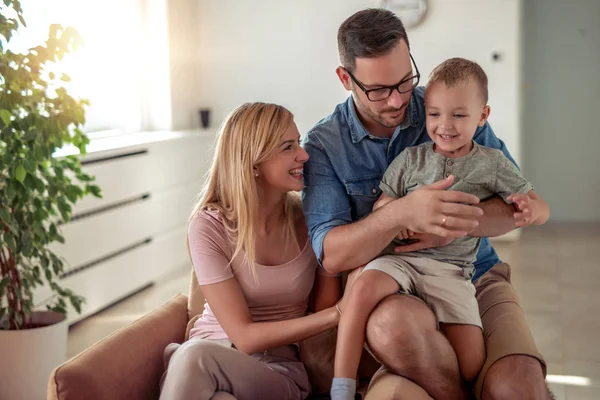 Vrolijke Ouders Spelen Met Zoon Thuis — Stockfoto