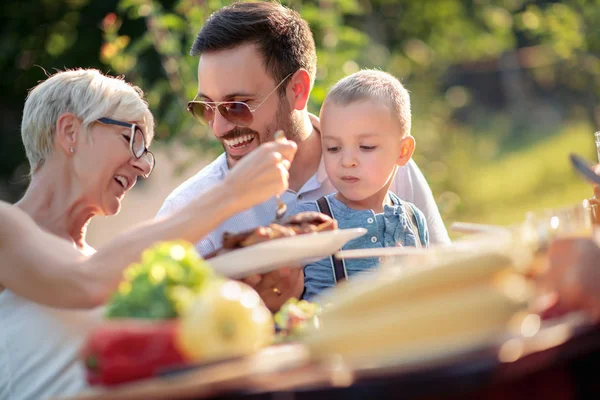 Família Feliz Almoçando Churrasco Jardim Dia Ensolarado — Fotografia de Stock