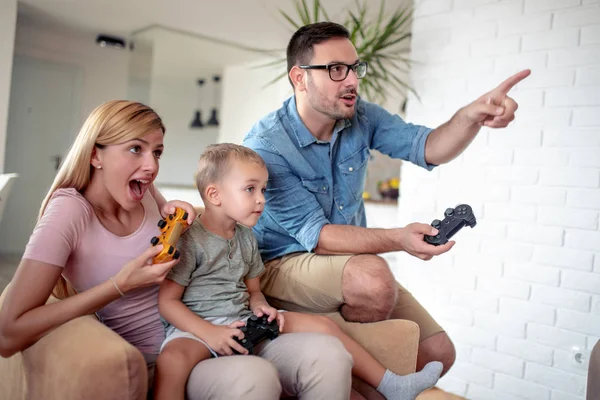 Счастливая Семья Играет Дома Видеоигры Веселится Вместе — стоковое фото