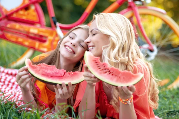 Familie Tijd Moeder Dochter Liggen Deken Eten Watermeloen Het Park — Stockfoto