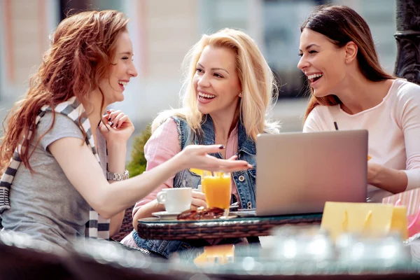Kafede Dizüstü Bilgisayar Ile Kadınlar Birlikte Eğlenmek — Stok fotoğraf