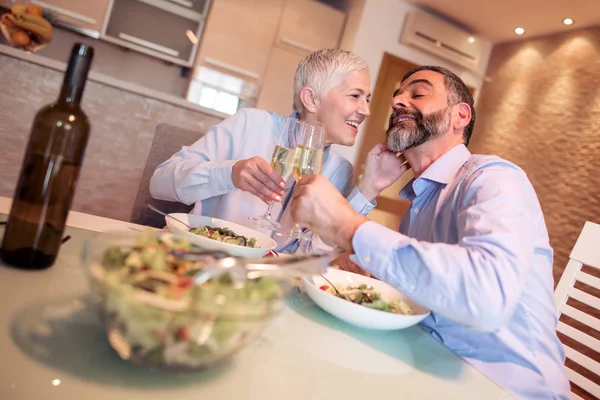 Pozytywne Szczęśliwy Starsza Para Korzystających Żywności Domu Ludzie Miłość Wypoczynek — Zdjęcie stockowe