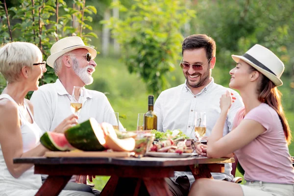 Családi Ebédelni Barbecue Kertben — Stock Fotó