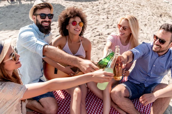 Portrait Friends Having Party Beach Men Women Drinking Beers Enjoying — Stock Photo, Image