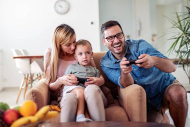 Mutlu bir aile evde oyun oynuyor ve birlikte eğleniyor..
