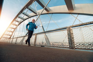 Kıdemli fitness adamı eğitimi ve şehir dışında antrenman yapıyor..