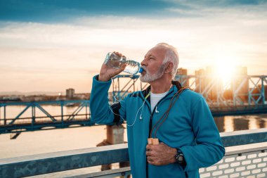 Kıdemli fitness adamı eğitimi ve şehir dışında antrenman yapıyor..