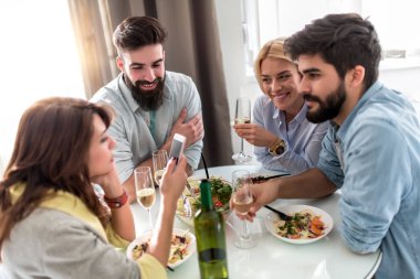 Mutlu insanlar grubu dostane sohbet.