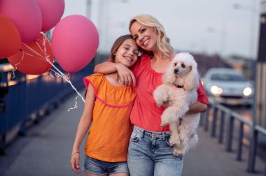 Güzel anne ve kız şehirde eğleniyor..