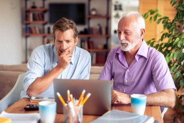 Modern ofiste yeni bir proje üzerinde çalışan iki işadamı.