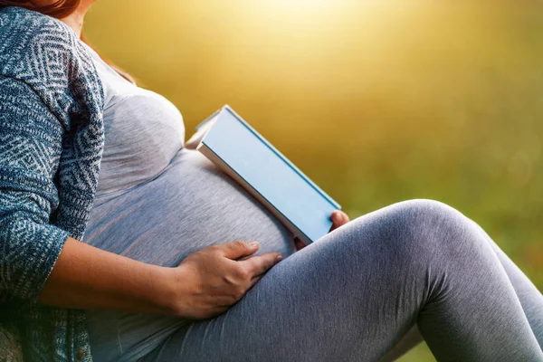 Femme Enceinte Reaxing Dans Parc Lecture Livre — Photo