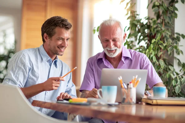 Dos Hombres Negocios Que Trabajan Ordenador Portátil Oficina Moderna — Foto de Stock