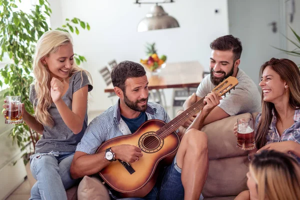 Amigos Alegres Disfrutando Juntos Casa Teniendo Fiesta — Foto de Stock