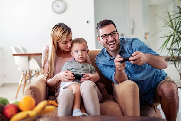 Glad Familj Spelar Spel Hemma Och Har Roligt Tillsammans — Stockfoto