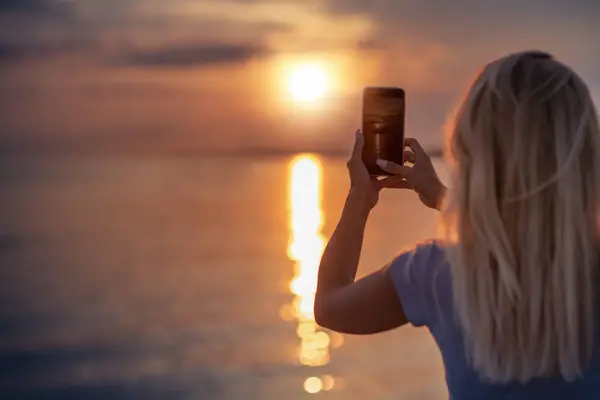 Woman Taking Photos Her Smart Phone Beach Sunset — Stockfoto