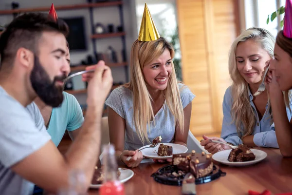 Група Друзів Які Святкують День Народження Вдома Їдять Торт — стокове фото